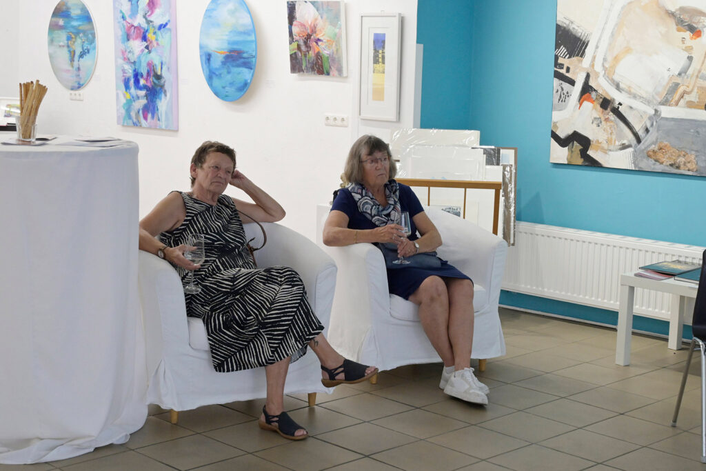 Ausstellung und Lesung Angelika Toma zwei Zuhörerinen im Atelier am Markt Gmunden