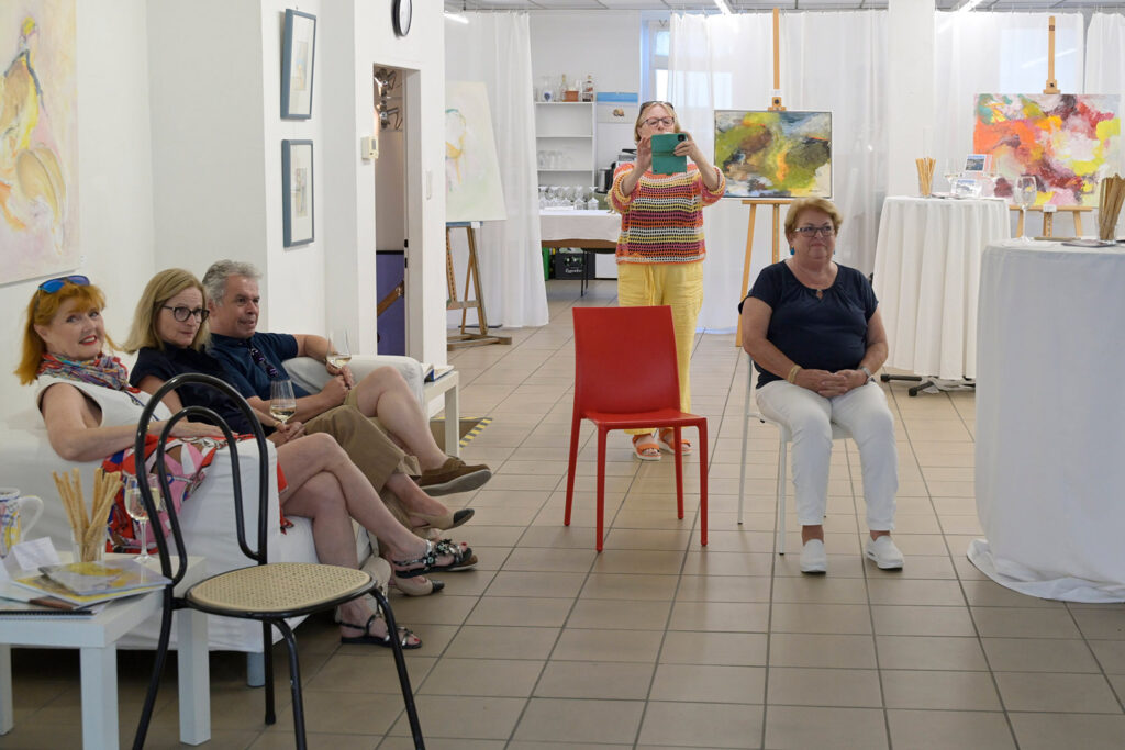 Ausstellung Angelika Toma Besucher im Atelier am Markt