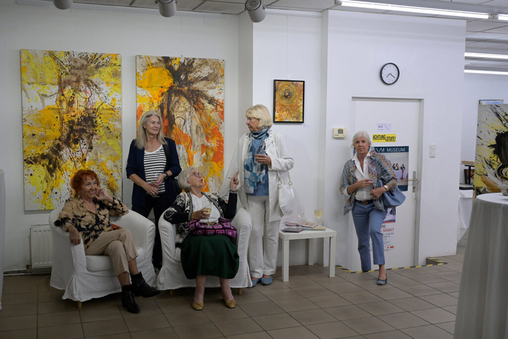Besucher Vernissage Gilbert Kleissner „Lebenszyklus Teil 1 – Das Erwachen“ Atelier am Markt Gmunden