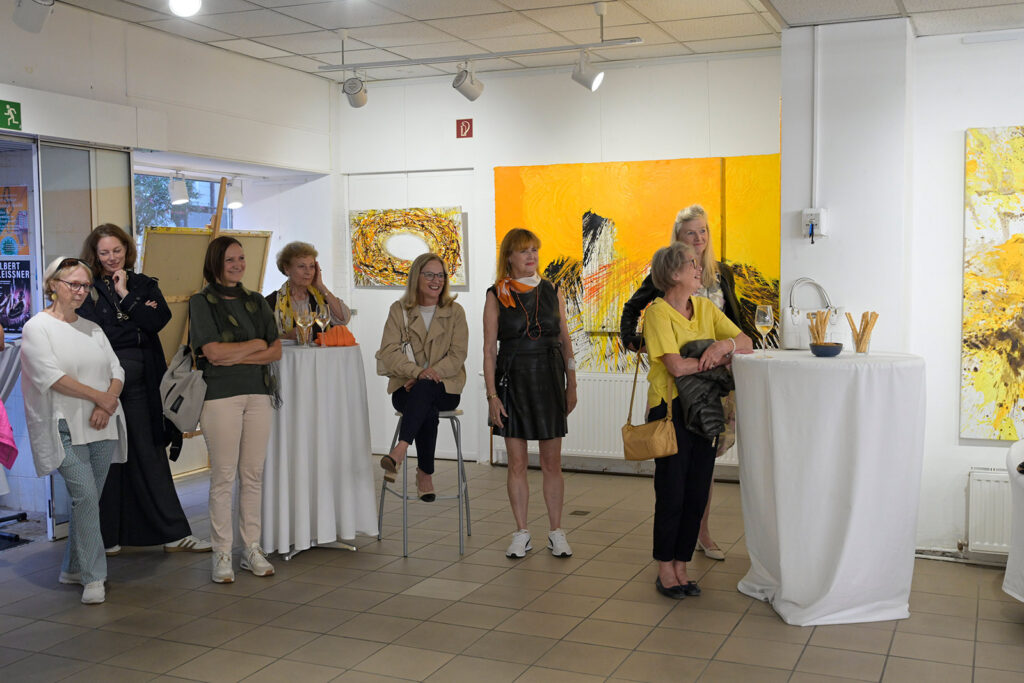 Besucher Vernissage Gilbert Kleissner „Lebenszyklus Teil 1 – Das Erwachen“ Atelier am Markt Gmunden