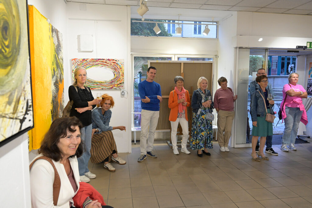 Besucher Vernissage Gilbert Kleissner „Lebenszyklus Teil 1 – Das Erwachen“ Atelier am Markt Gmunden