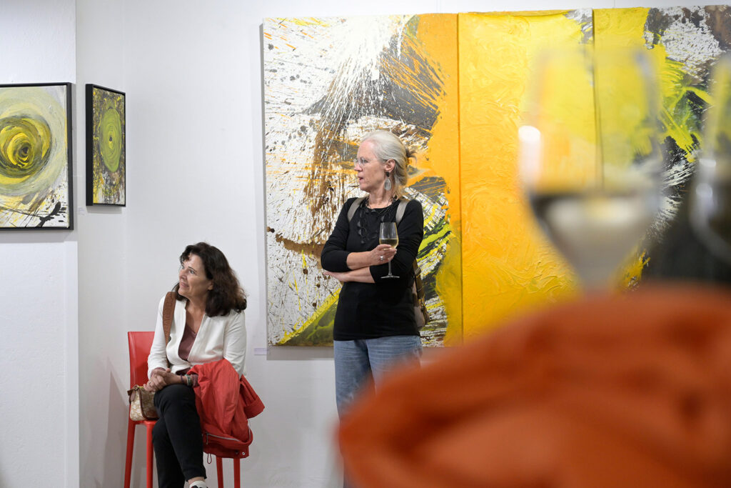 Besucher Vernissage Gilbert Kleissner „Lebenszyklus Teil 1 – Das Erwachen“ Atelier am Markt Gmunden