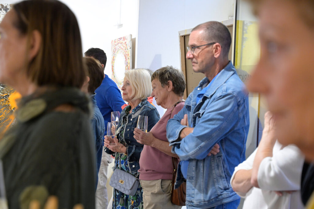 Besucher Vernissage Gilbert Kleissner „Lebenszyklus Teil 1 – Das Erwachen“ Atelier am Markt Gmunden