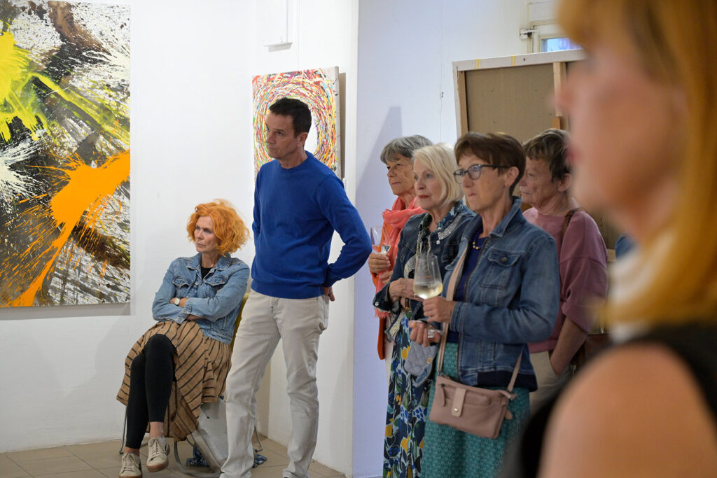 Besucher Vernissage Gilbert Kleissner „Lebenszyklus Teil 1 – Das Erwachen“ Atelier am Markt Gmunden